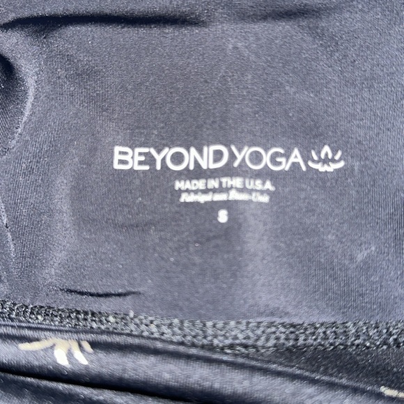 Pineapple High Waisted Midi Legging in Black Pineapples
BEYOND YOGA - Picture 4 of 4